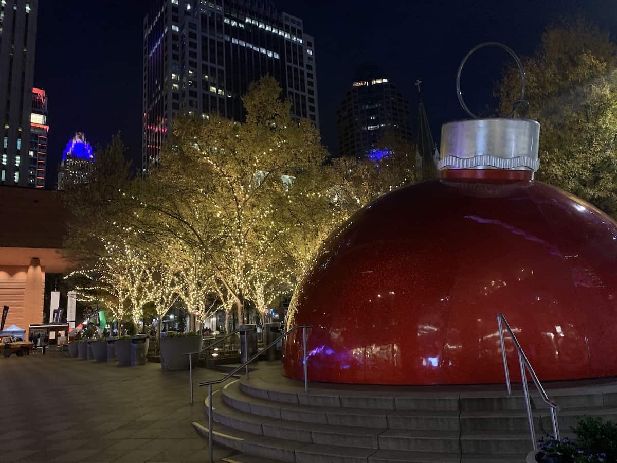 Selfguided Christmas walking tour of Uptown Charlotte, with pictures (updated for 2021